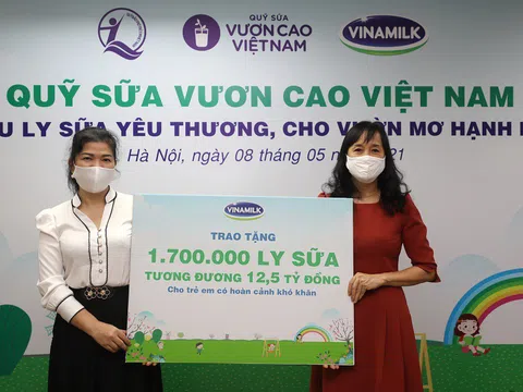 Vinamilk và Quỹ sữa Vươn cao Việt Nam 2021 trao tặng 1,7 triệu ly sữa hỗ trợ trẻ em khó khăn giữa dịch COVID-19