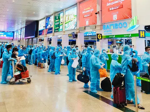 200 người dân Bình Định rời TP.HCM về quê tránh dịch trên chuyến bay miễn phí đầu tiên