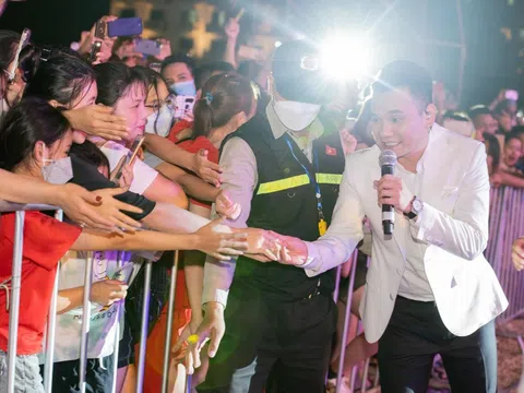 Khắc Việt và dàn nghệ sĩ thổi bừng mùa hè sôi động tại đêm nhạc SunFest Sầm Sơn tối 30/4