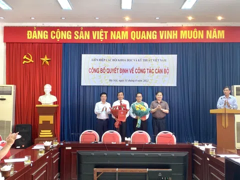 Liên hiệp Hội Việt Nam trao quyết định điều động cán bộ