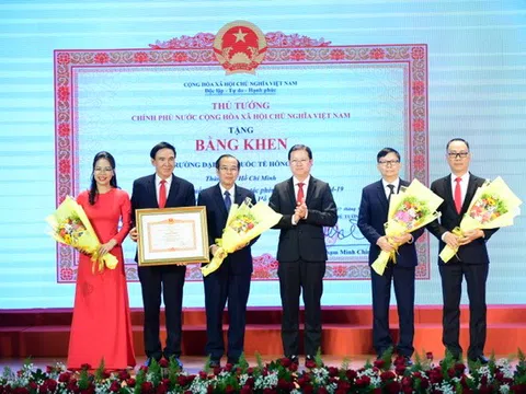 Trường Đại học Quốc tế Hồng Bàng đón nhận Bằng khen của Thủ tướng