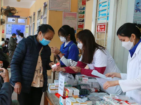 Bệnh viện TW Huế khám bệnh và cấp thuốc miễn phí cho 400 người dân vùng khó khăn
