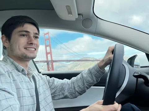 Tesla sa thải một nhân viên sau khi anh ta đăng các bài đánh giá về công nghệ không người lái trên YouTube