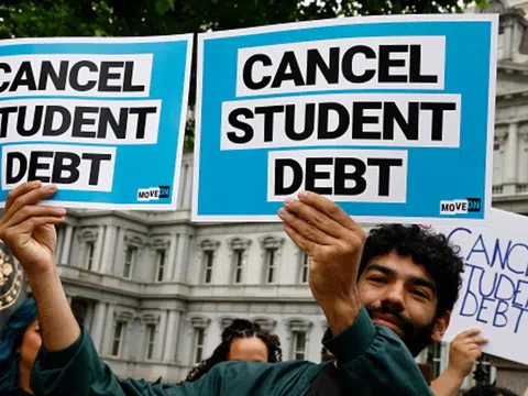 Lạm phát sau khi hoàn trả lại các khoản vay sinh viên khiến nước Mỹ ngày càng bất an